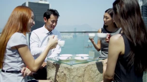 ludzie biznesowi siedzący w restauracji na dachu - Materiał filmowy, wideo