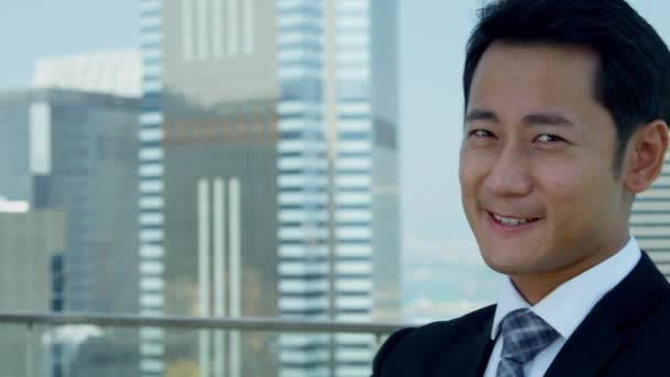 junger asiatischer Geschäftsmann steht auf dem Dach - Filmmaterial, Video