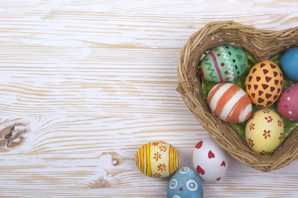 Pasen mand met kleurrijke eieren op een witte achtergrond - Foto, afbeelding