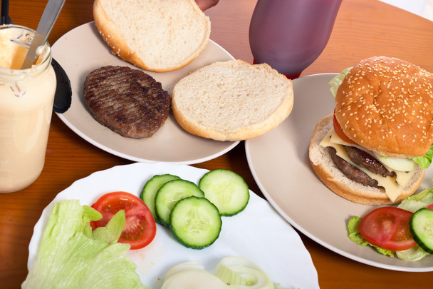 Servindo hambúrgueres com queijo e legumes
 - Foto, Imagem