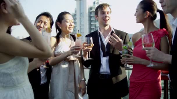 obchodní partneři oslavují obchodní úspěchy na střeše  - Záběry, video