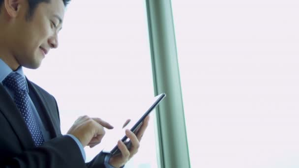 Asiatico uomo d'affari utilizzando tablet wireless
 - Filmati, video