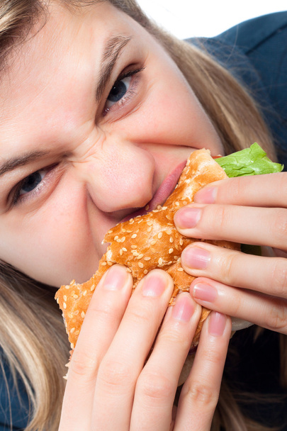 Голодная женщина ест гамбургер
 - Фото, изображение