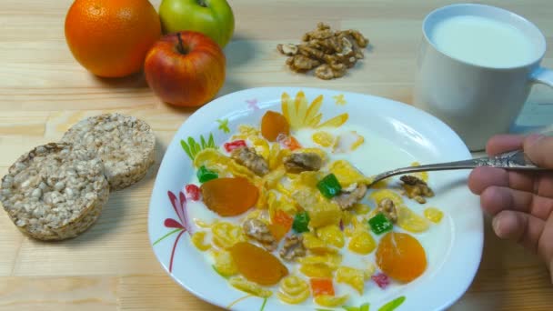 Hand mischen Flocken in einer Schüssel. gesundes Frühstück - Filmmaterial, Video