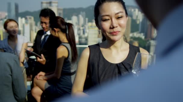 pessoas de negócios multi étnicos no telhado
 - Filmagem, Vídeo