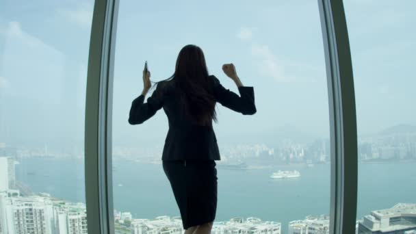 Aziatische zakenvrouw staande in moderne bestuursruimte  - Video