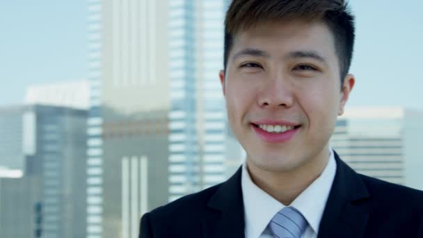 joven asiático hombre de negocios de pie en la azotea
 - Imágenes, Vídeo
