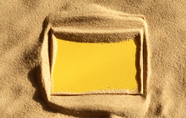 Nota en blanco en arena
 - Foto, Imagen