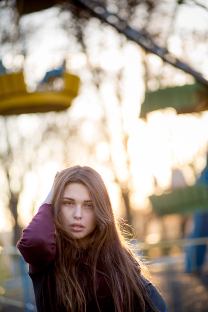 Portrait of beautiful young brunette girl in the Park - Valokuva, kuva