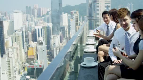 obchodní lidé sedící na střešní restauraci - Záběry, video