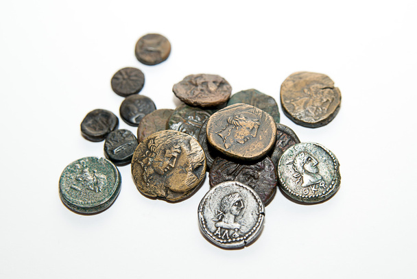 Vintage munten met portretten van koningen op over Wit - Foto, afbeelding