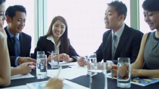 Asiáticos de negocios teniendo reunión en la sala de juntas
  - Imágenes, Vídeo