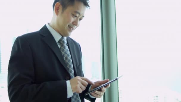 Asijské finanční poradce pomocí tabletu - Záběry, video