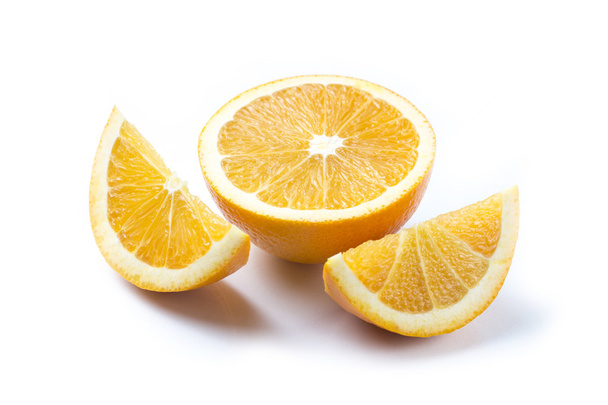 naranja en rodajas sobre fondo blanco - Foto, Imagen