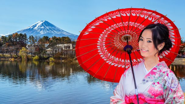 Jovem mulher japonesa com Mt. Fuji no Lago Kawaguchiko
 - Foto, Imagem