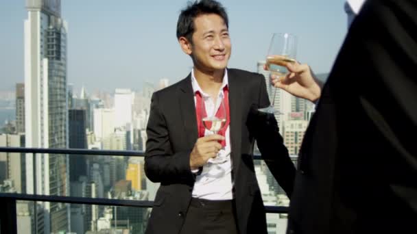 finanční makléři popíjení šampaňského na střešní liště  - Záběry, video