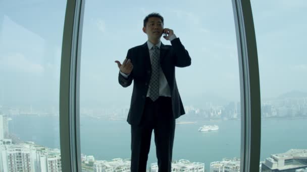 asiático empresário de pé no moderno sala de reuniões
  - Filmagem, Vídeo
