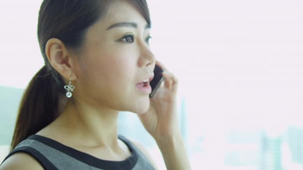 Asyalı iş kadını akıllı telefondan konuşuyor. - Video, Çekim