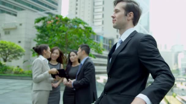 többnemzetiségű üzletemberek az irodán kívül - Felvétel, videó