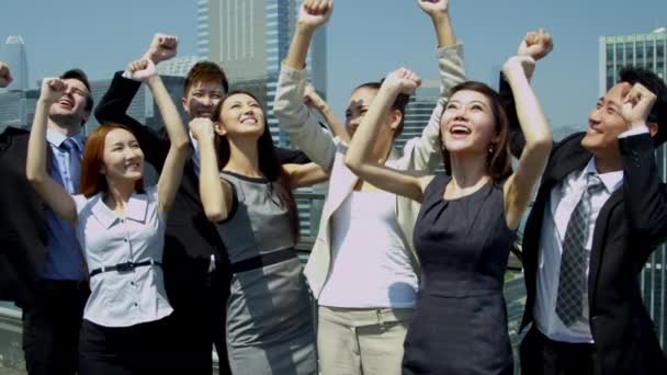 zakenmensen die succes vieren op kantoor op het dak - Video