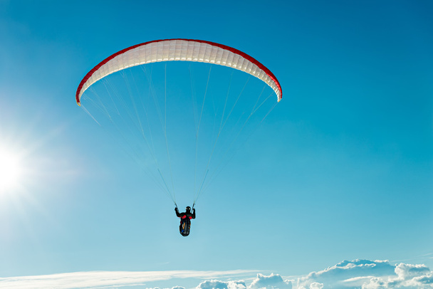 Paraglider vliegen over de wolken - in de zon - Foto, afbeelding