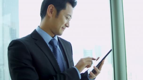 Азіатський бізнесмен, використання бездротових планшетного - Кадри, відео