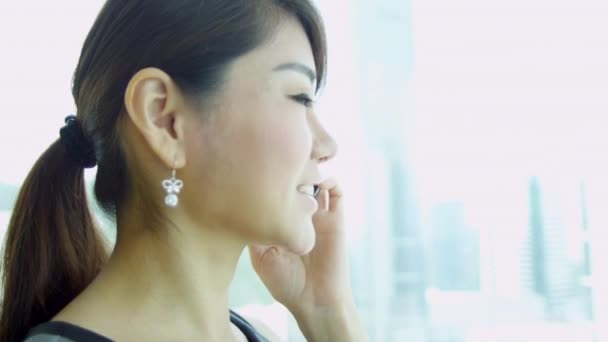 asiático mujer de negocios hablando en smartphone - Imágenes, Vídeo