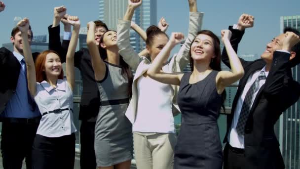 gente de negocios celebrando el éxito en la azotea de la oficina
 - Metraje, vídeo