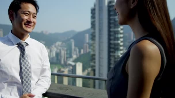 Les gens d'affaires asiatiques sur le toit bâtiment
  - Séquence, vidéo