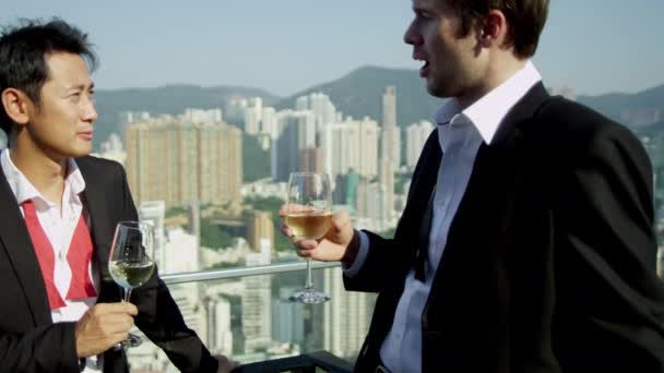 Finanzmakler trinken Champagner an der Dachbar  - Filmmaterial, Video