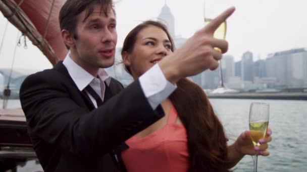 pareja caucásica disfrutando de champán en el barco
 - Metraje, vídeo