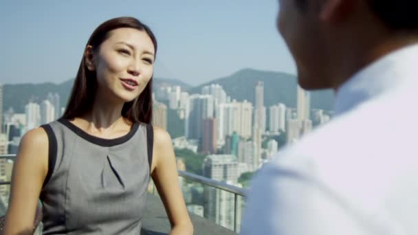 Azjatyccy ludzie biznesowi na dachu budynku  - Materiał filmowy, wideo