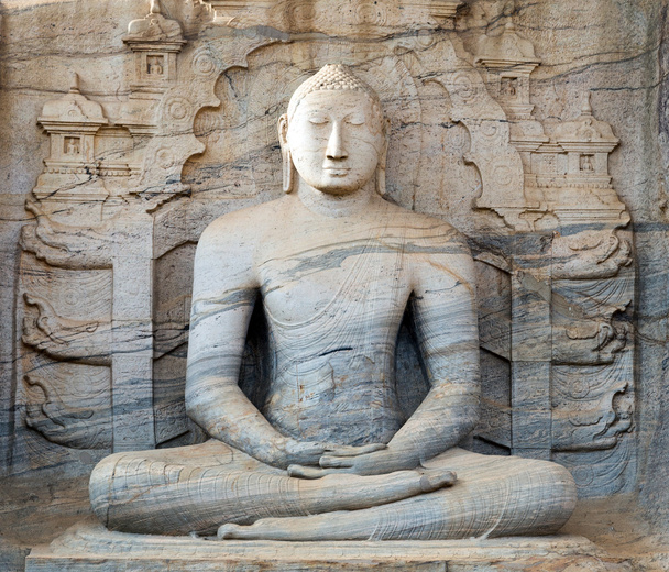 Buddha szobor faragott a sziklára - Fotó, kép