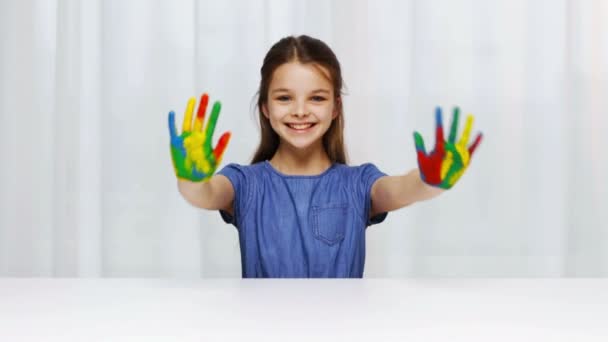 smiling girl showing painted hands - Imágenes, Vídeo