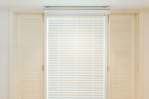Jalousien Fenster im Schlafzimmer - Foto, Bild