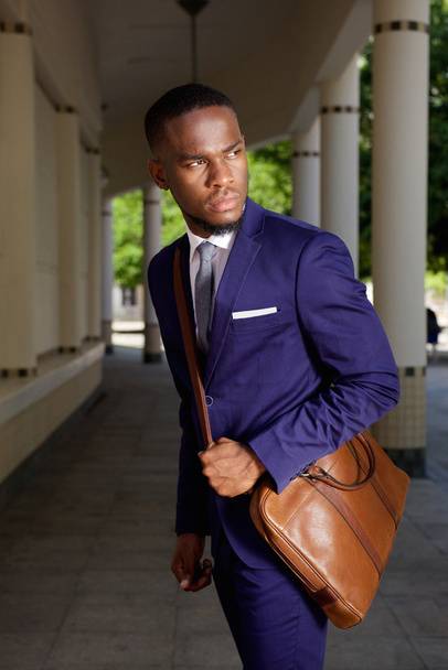Jeune homme d'affaires debout avec sac en cuir
 - Photo, image