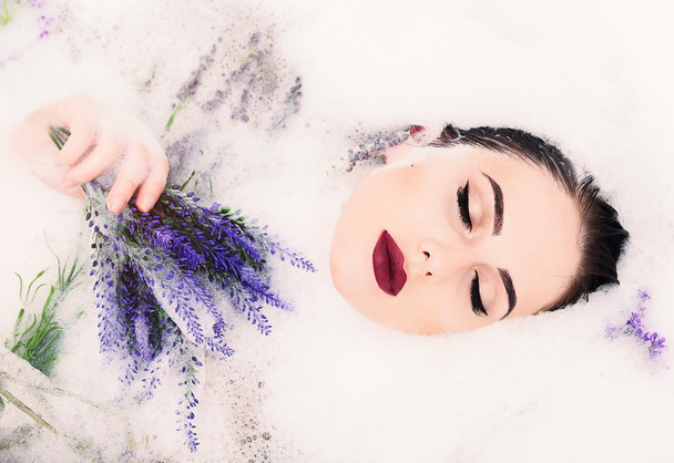 женщина с цветами в пенной ванне
  - Фото, изображение