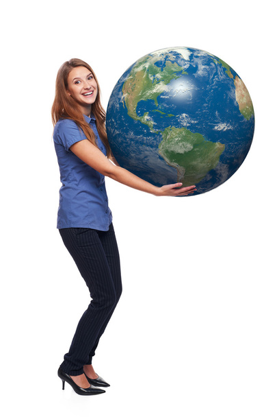 Женщина во всей длине держит земной шар
 - Фото, изображение