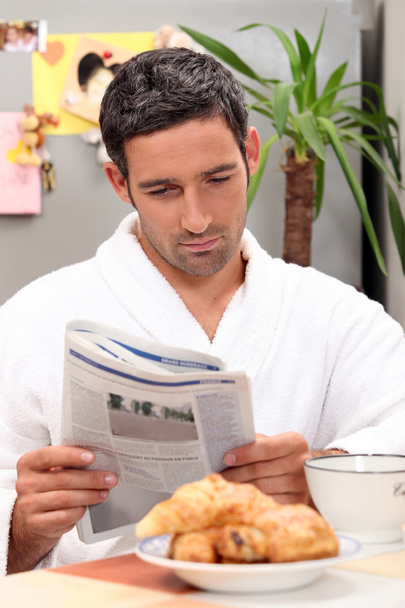 Man having breakfast with newspaper - Foto, Bild