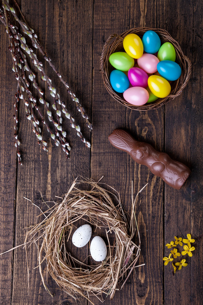 пасхальные яйца на деревянном фоне - Фото, изображение
