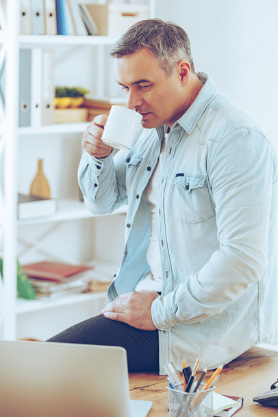 Mature man drinking coffee - Foto, imagen