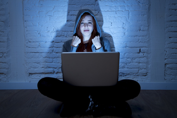 przestraszony kobieta nastolatek z komputerem laptop cierpi cyberprzemocy i molestowanie jest online nadużywane - Zdjęcie, obraz