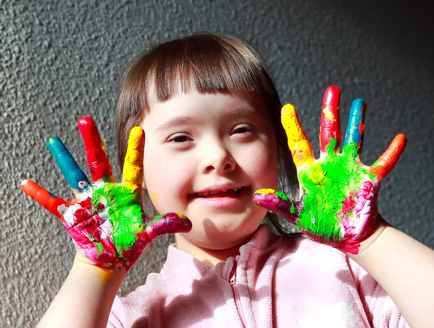 χαριτωμένο κοριτσάκι με Χειροποίητη χέρια - Φωτογραφία, εικόνα