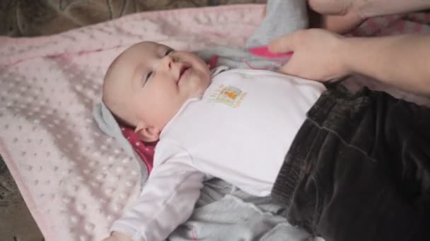 Genç mutlu baba divan yatak odasında küçük kızı Giydir - Video, Çekim