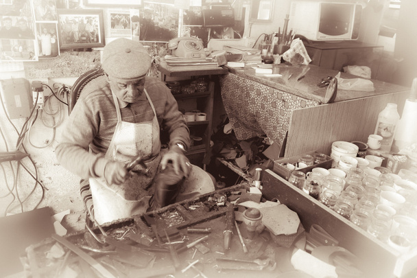 Schoenmaker op het werk met behulp van traditionele instrumenten-oude Nicosia, Cyprus - landschap - Foto, afbeelding