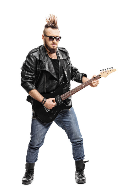 Punk zenész játszik elektromos gitár  - Fotó, kép