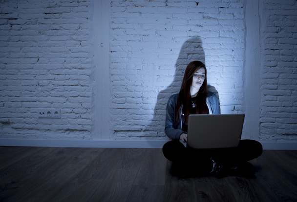 adolescente effrayée avec ordinateur portable souffrant de cyberintimidation et de harcèlement en ligne maltraités
 - Photo, image