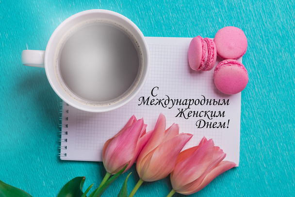 Tag feliz dia internacional das mulheres e três tulipas rosa
 - Foto, Imagem