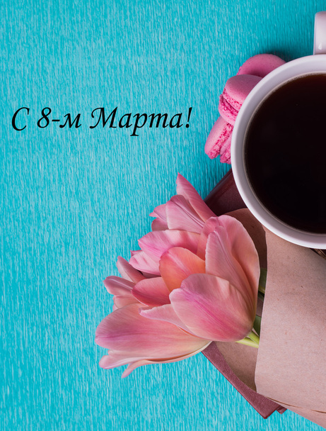 Tag március 8 csésze kávé és három rózsaszín tulipánok - Fotó, kép