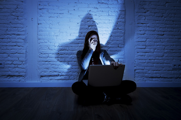bang vrouwelijke tiener met computer laptop lijden cyberpesten en intimidatie wordt online misbruikt - Foto, afbeelding